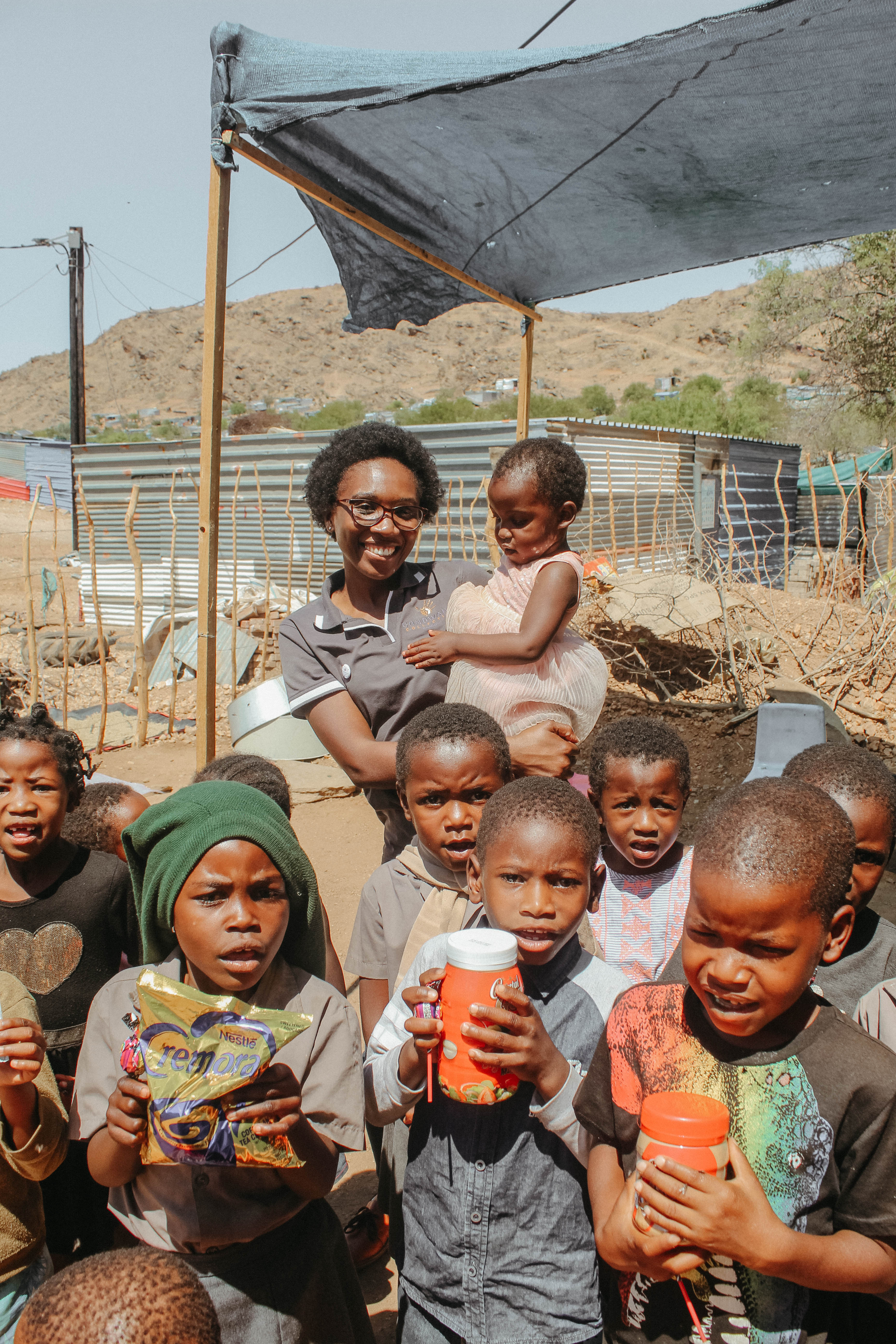 MealForTwo children receiving food