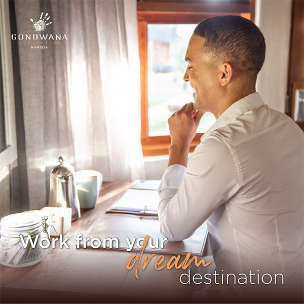 Mann am Laptop, Lodgezimmer, Namibia