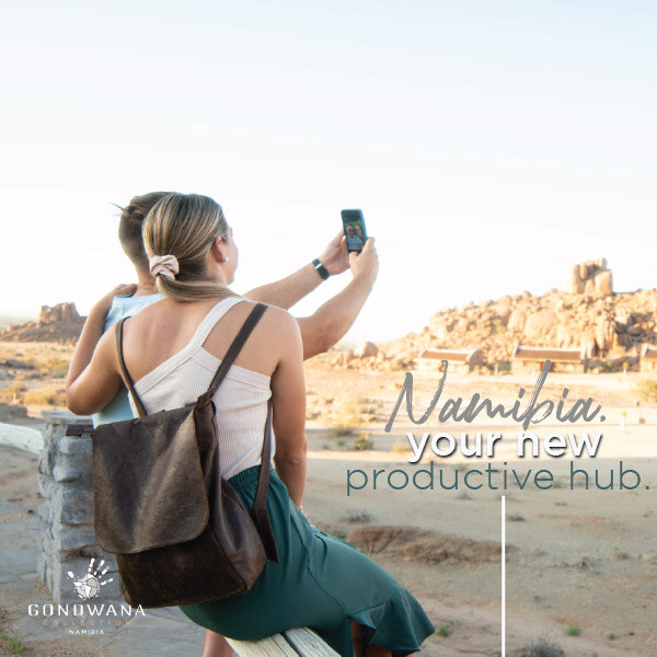 Pärchen macht Selfie am Pool, Namibia